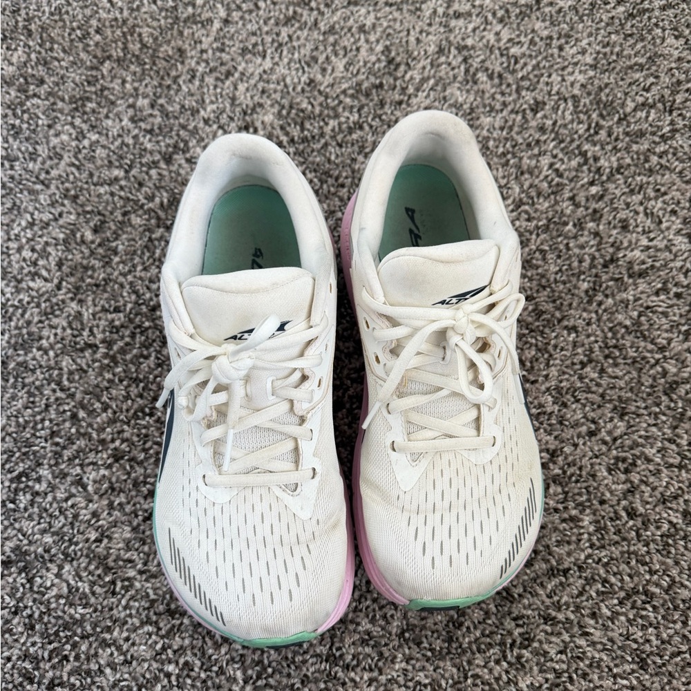 Altra Women's White and Pink Athletic Shoes